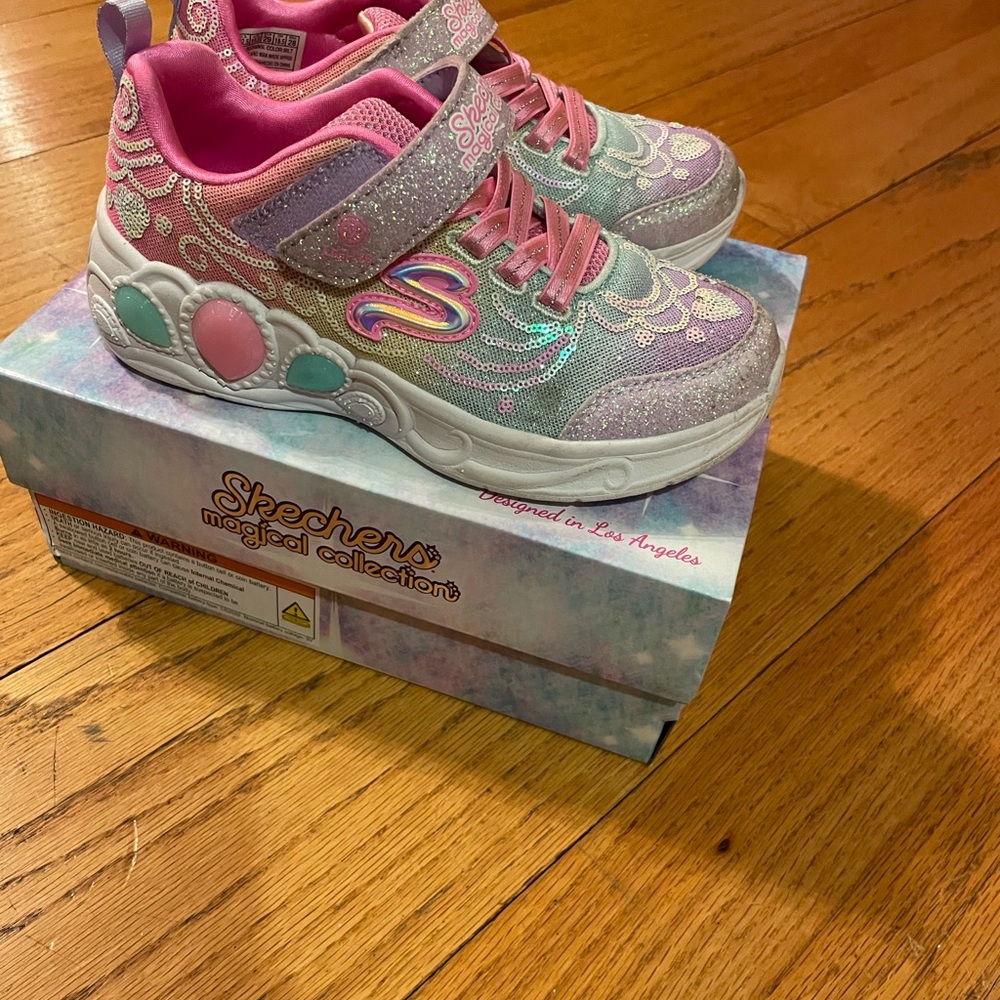 Little girls size 12.5 Skechers light up tennis shoes - Picture 7 of 7